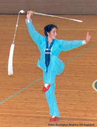  Mästarinnan Su Zifang visar Jianshu på en uppvisning vid ett
  av sina första besök i Sverige under 1980-talet